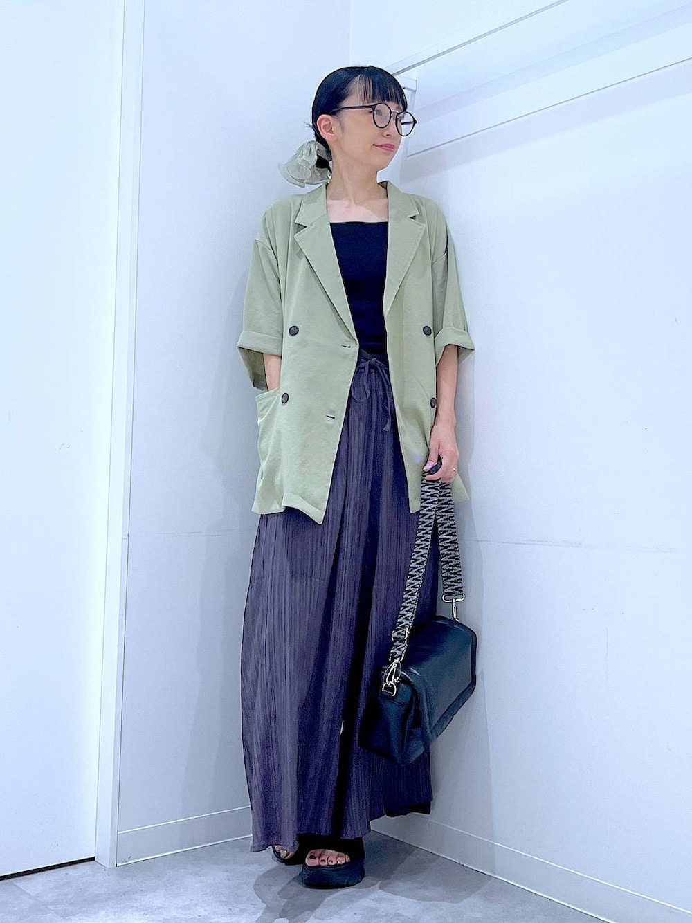 グレー系のその他パンツ、グリーン系のテーラードジャケット、その他のシュシュを着用したレディースの夏コーディネートの1枚目の写真