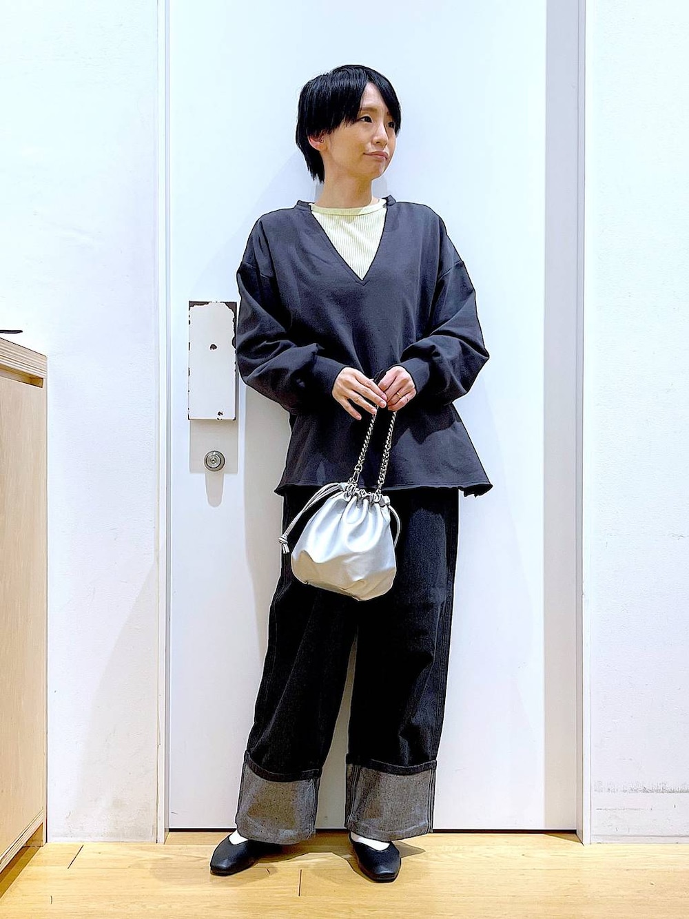「リラックス、若見え、ゆったり、休日コーデ、骨格ウェーブ、LAKOLE、スウェット、デニムパンツ、カジュアル、シンプルコーデ、春コーデ、パンプス、フラットシューズ、ショルダーバッグ、ワンマイル」｜「LAKOLEのチェーンハンドル2WAYショルダーバッグ / 253087（ショルダーバッグ、シルバー系）」を使った、あおき@LAKOLE海老名さん（レディース・156cm）の冬コーディネートの1枚目の写真