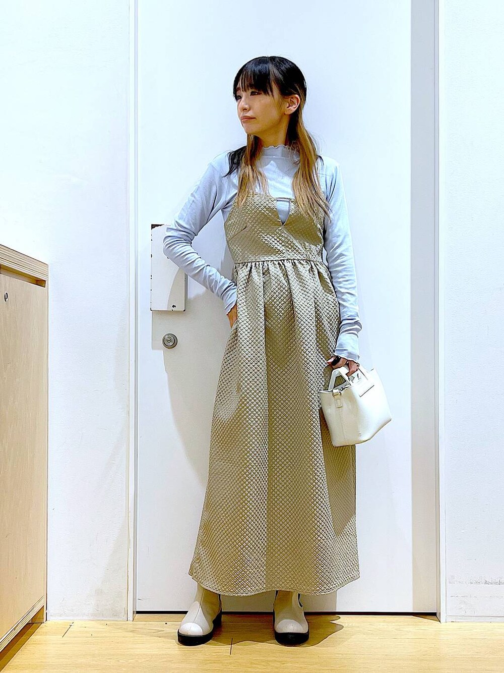 ブルー系のTシャツ/カットソー、ブラウン系のワンピース、ベージュ系のブーツを着用したレディースの冬コーディネートの1枚目の写真