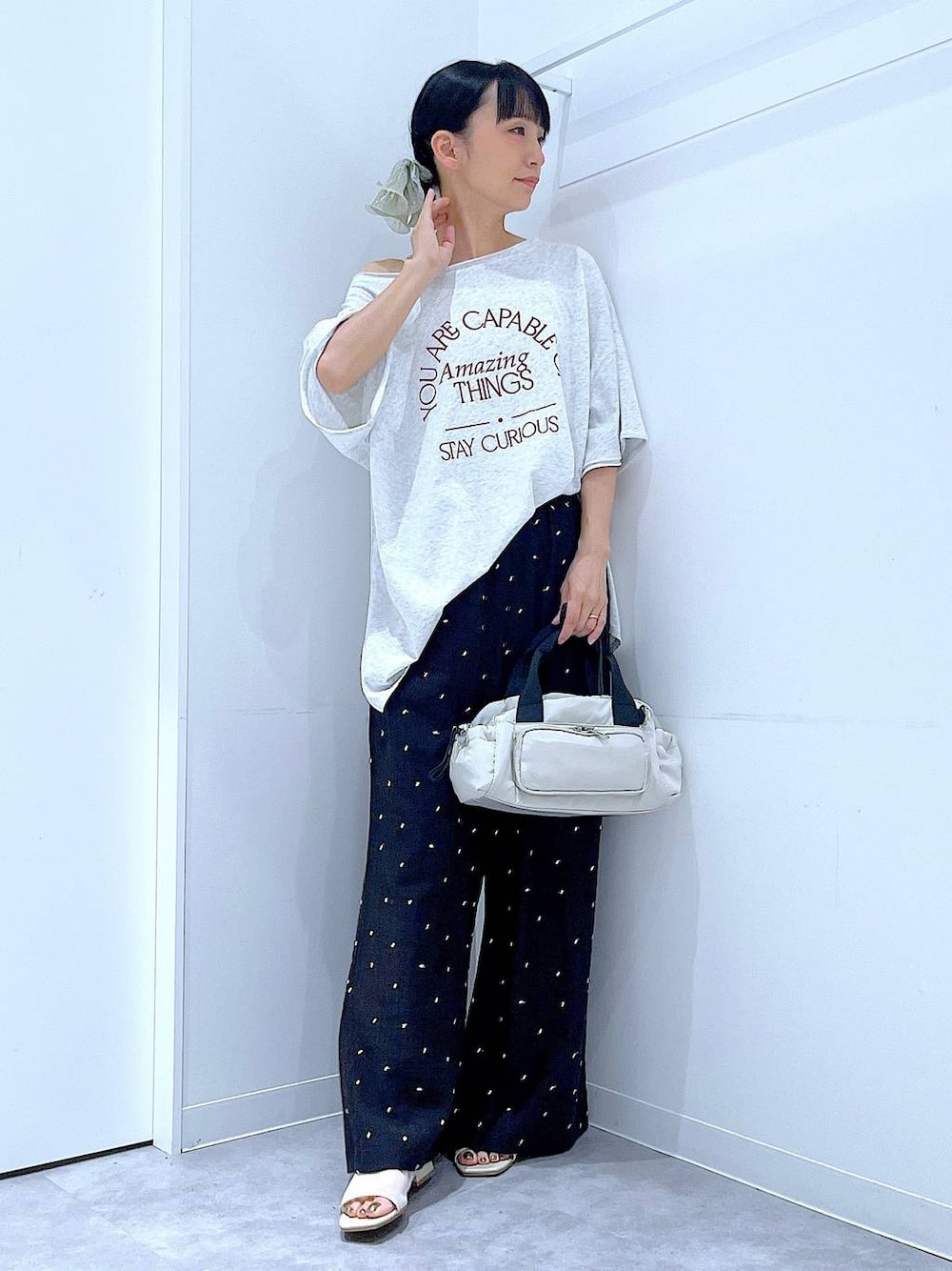 ホワイト系のサンダル、ホワイト系のショルダーバッグ、グレー系のTシャツ/カットソーを着用したレディースの夏コーディネートの1枚目の写真