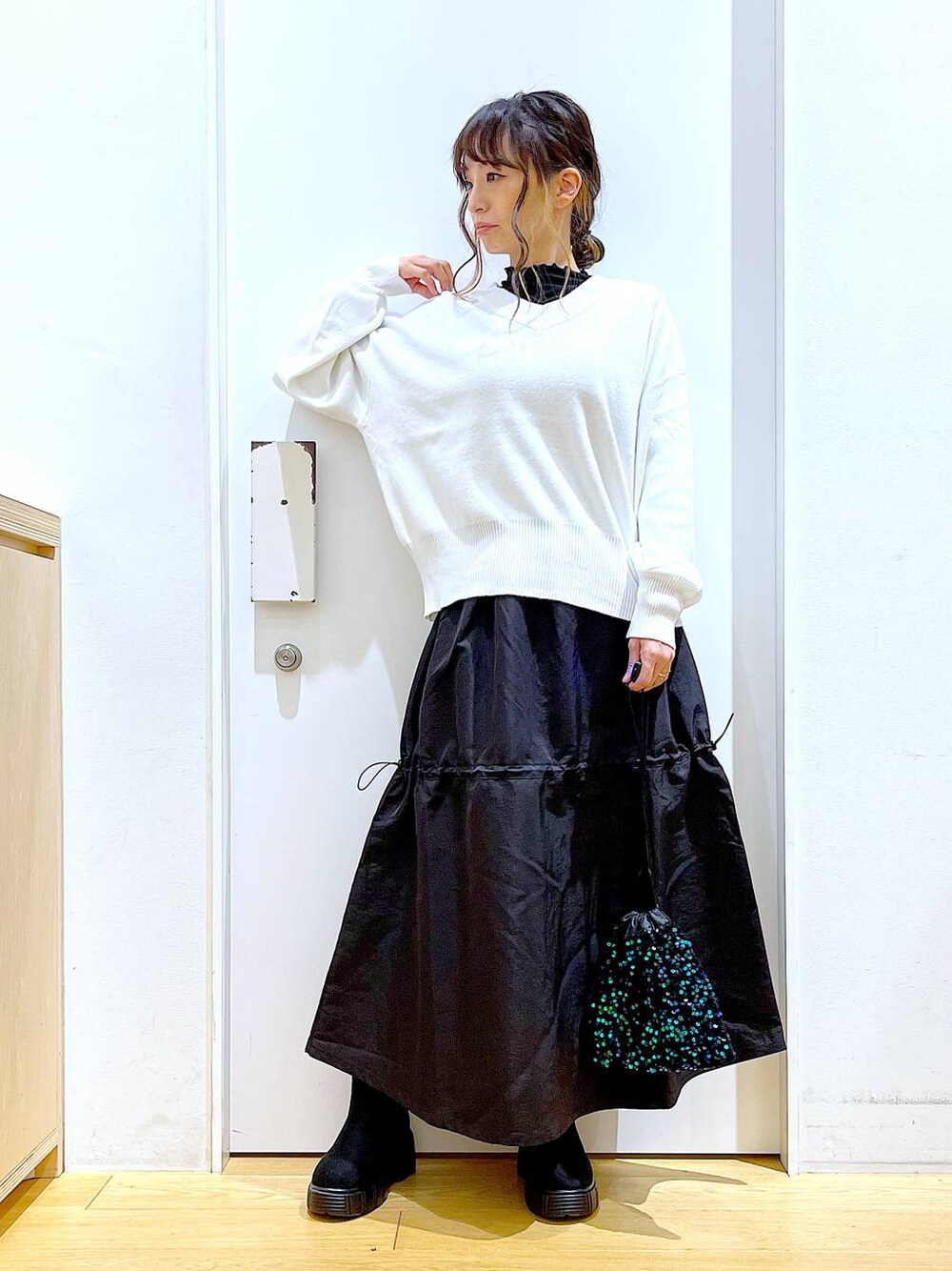 「リラックス、若見え、ゆったり、休日コーデ、骨格ウェーブ、LAKOLE、ニット、冬コーデ、スカート、ベーシック/シンプル、カジュアル、ブーツ、楽ちんコーデ」｜「LAKOLEのメロウタートルインナー / 961223（Tシャツ/カットソー、ブラック系）」を使った、あおき@LAKOLE海老名さん（レディース・156cm）の冬コーディネートの1枚目の写真