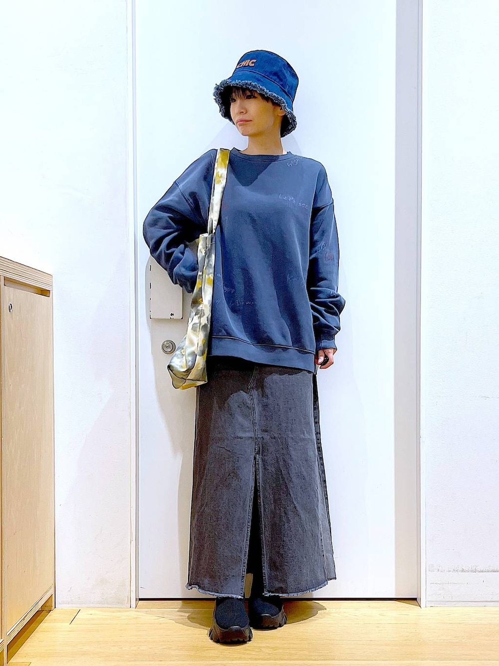 「リラックス、若見え、ゆったり、休日コーデ、骨格ウェーブ、LAKOLE、ユニセックス、オーバーサイズ、カジュアルコーデ、スウェット、バケットハット、スカート、ブーツ、トートバッグ、春コーデ」｜「LAKOLEのニットスニーカーソールブーツ / 140064（ブーツ、ブラック系）」を使った、あおき@LAKOLE海老名さん（レディース・156cm）の冬コーディネートの1枚目の写真