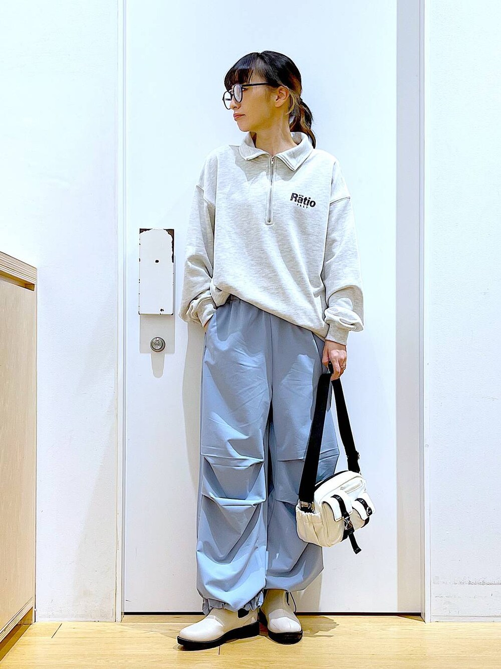 ブルー系のその他パンツ、ベージュ系のスウェット、ベージュ系のブーツを着用したレディースの春コーディネートの1枚目の写真