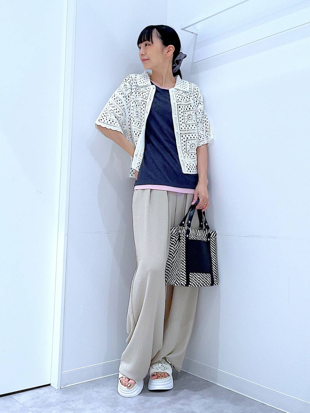 その他のショルダーバッグ、グレー系のTシャツ/カットソー、ホワイト系のサンダルを着用したレディースの夏コーディネートの1枚目の写真