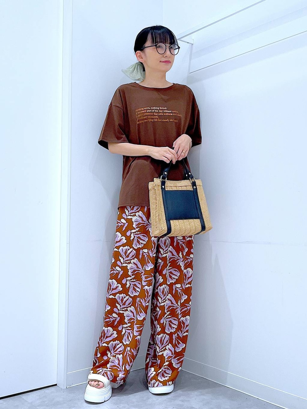ブラウン系のその他パンツ、ベージュ系のショルダーバッグ、ホワイト系のサンダルを着用したレディースの夏コーディネートの1枚目の写真