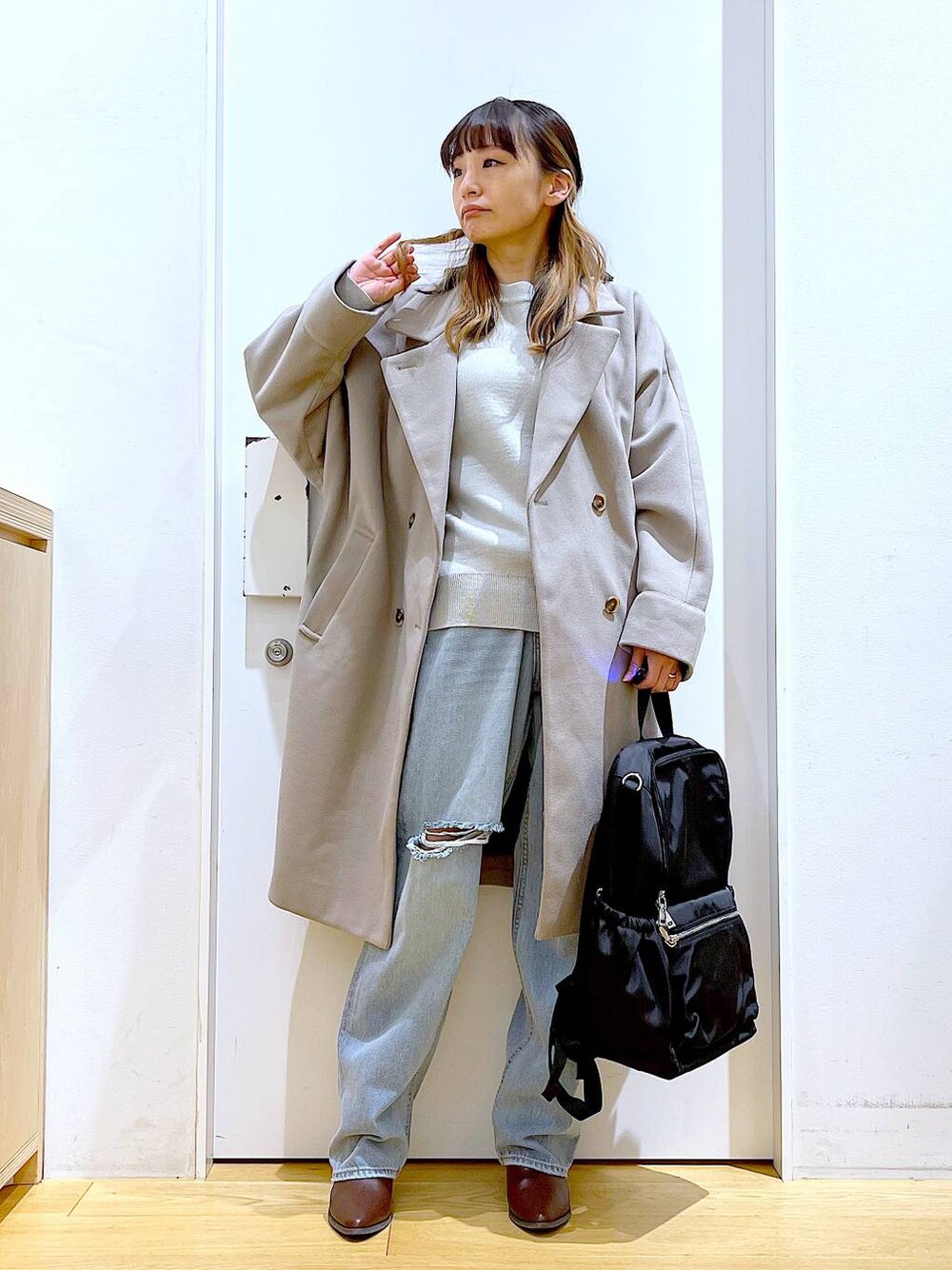「リラックス、若見え、ゆったり、休日コーデ、骨格ウェーブ、LAKOLE、ウーリーテック、コート、アウター、冬コーデ、ニット、デニムパンツ、カジュアル」｜「LAKOLEのスロープデイバッグ / 198932（バックパック/リュック、ブラック系）」を使った、あおき@LAKOLE海老名さん（レディース・156cm）の冬コーディネートの1枚目の写真