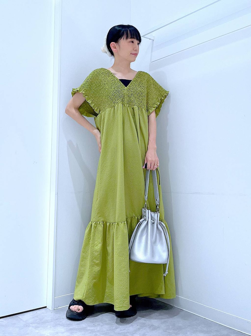 グリーン系のワンピース、ホワイト系のバレッタ/ヘアクリップを着用したレディースの夏コーディネートの1枚目の写真