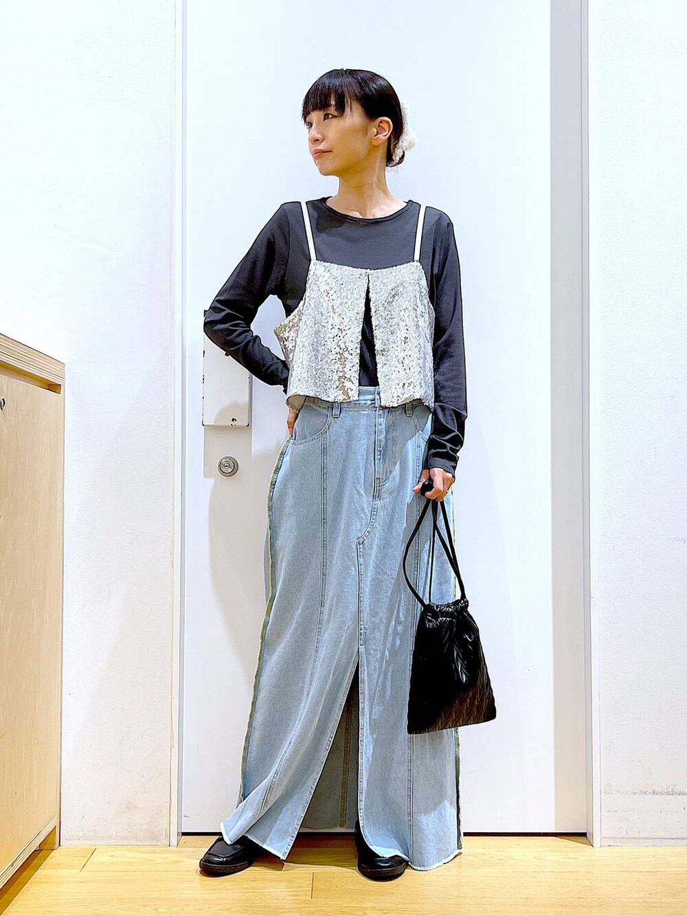 ブラック系のショルダーバッグ、ブラック系のローファー、グレー系のTシャツ/カットソーを着用したレディースの秋コーディネートの1枚目の写真