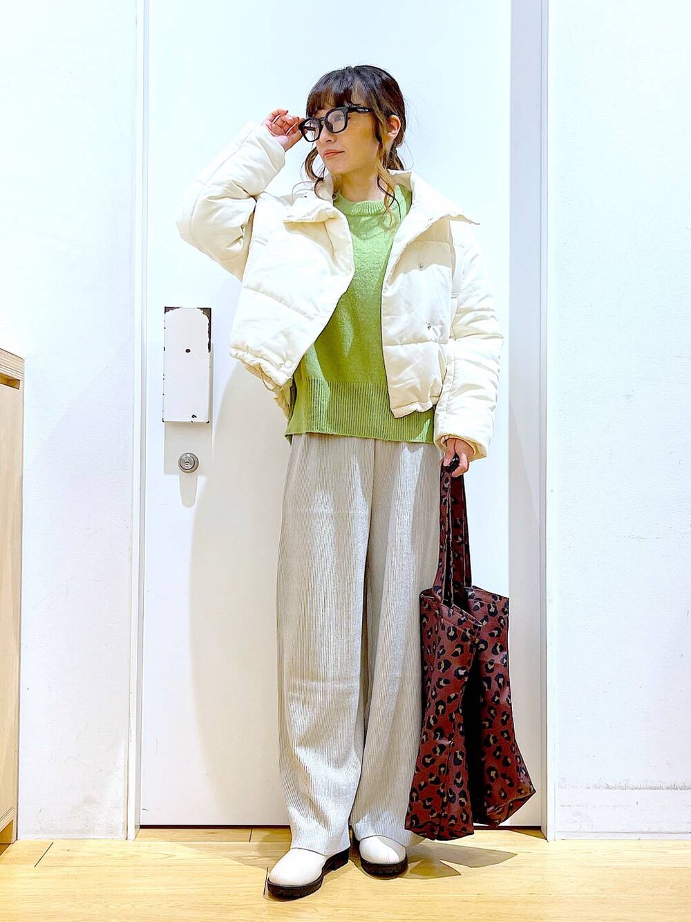 「リラックス、若見え、ゆったり、休日コーデ、骨格ウェーブ、LAKOLE、アウター、冬コーデ、カジュアル、ニット、楽ちんコーデ、差し色コーデ、メガネ、トートバッグ、ブーツ」｜「LAKOLEの12Gカシミヤタッチハリヌキストレートパンツ / 963510（その他パンツ、グレー系）」を使った、あおき@LAKOLE海老名さん（レディース・156cm）の冬コーディネートの1枚目の写真