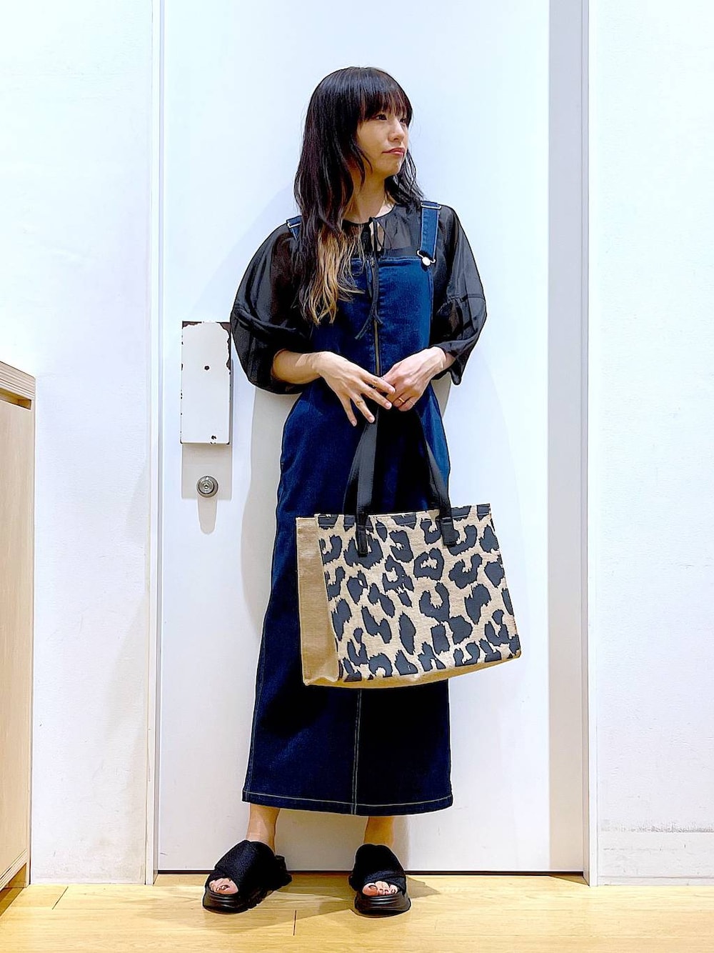 ブルー系のジャンパースカート、その他のトートバッグ、ブラック系のサンダルを着用したレディースの夏コーディネートの1枚目の写真