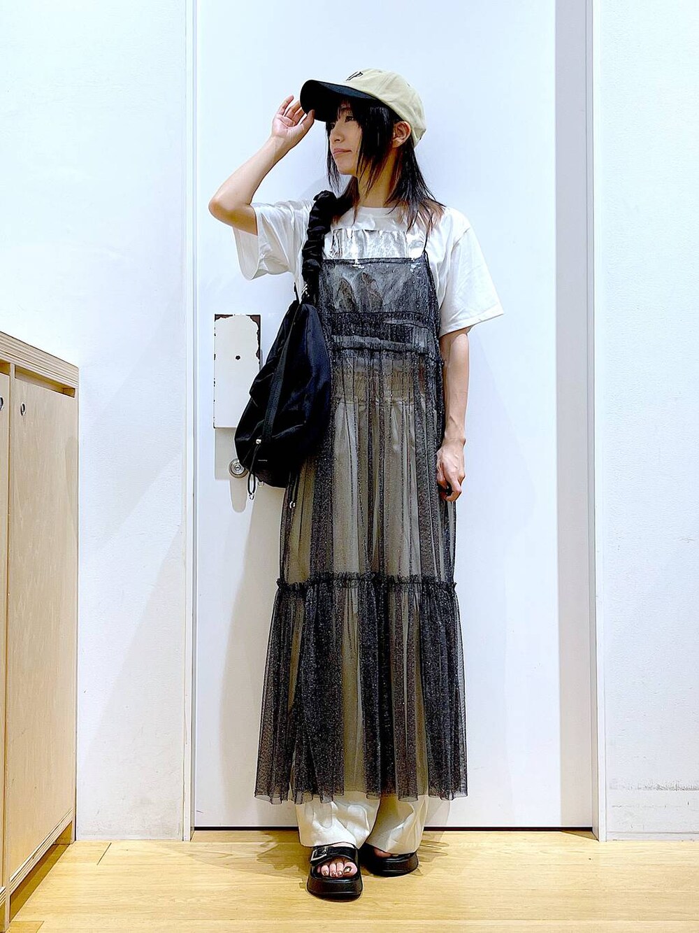 その他のワンピース、ブラック系のサンダル、ホワイト系のTシャツ/カットソーを着用したレディースの夏コーディネートの1枚目の写真