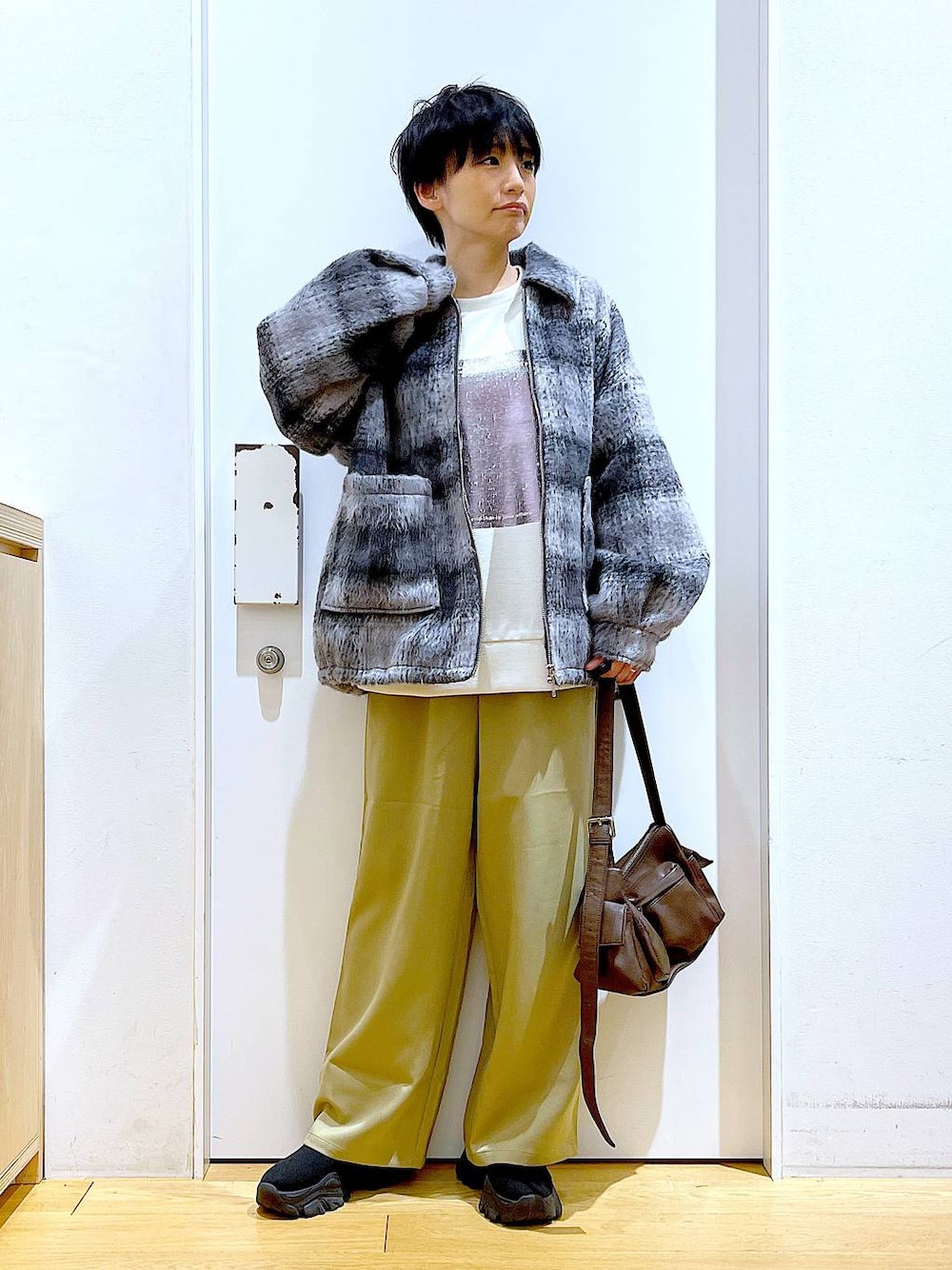 その他のブルゾン、ブラック系のブーツ、イエロー系のその他パンツを着用したレディースの冬コーディネートの1枚目の写真