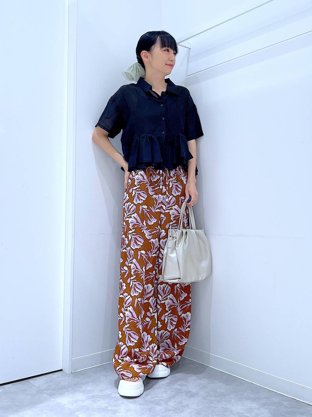 ブラウン系のその他パンツ、ホワイト系のサンダル、ホワイト系のハンドバッグを着用したレディースの夏コーディネートの1枚目の写真