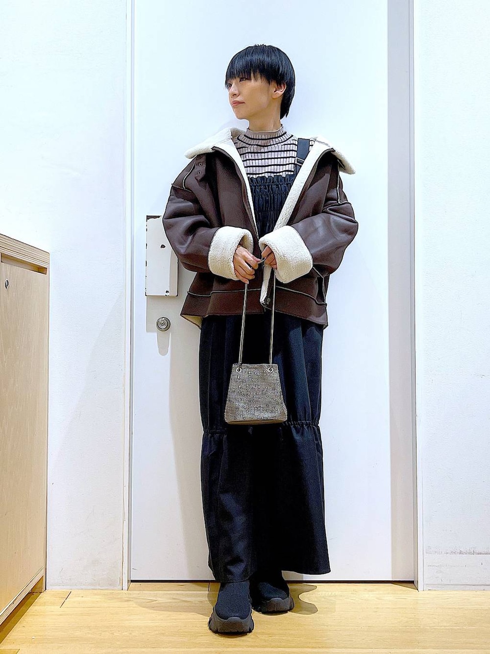 「リラックス、若見え、ゆったり、休日コーデ、骨格ウェーブ、LAKOLE、ムートンコート、ブルゾン、アウター、ワンピース、ニット、冬コーデ、旅行、おでかけ、ショルダーバッグ」｜「LAKOLEの12ゲージリブモックネックプルオーバー / 116703（ニット/セーター、その他）」を使った、あおき@LAKOLE海老名さん（レディース・156cm）の冬コーディネートの1枚目の写真