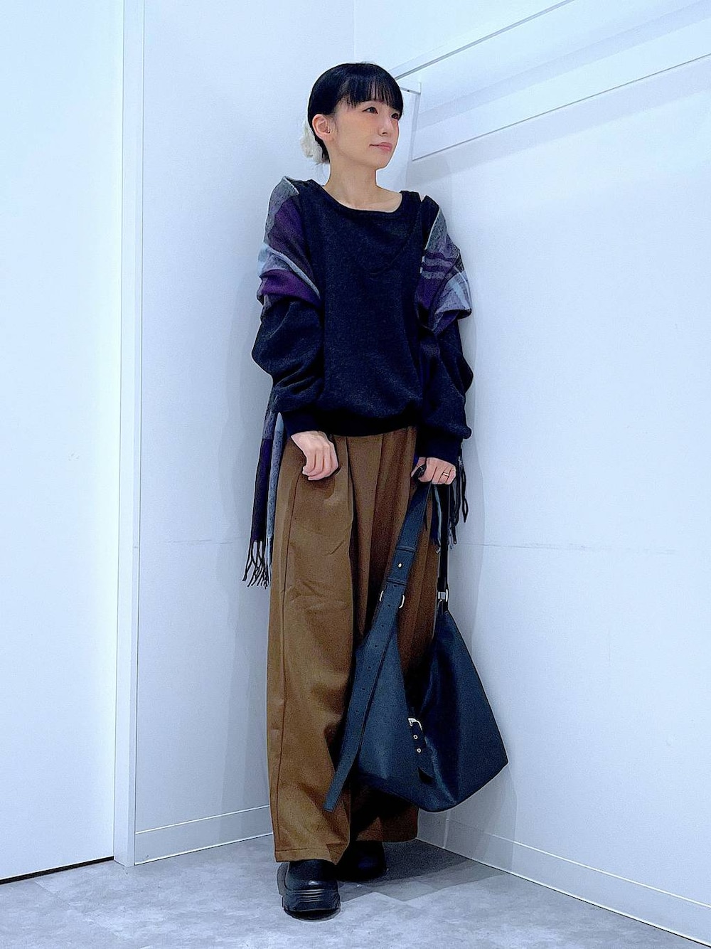 ブラック系のブーツ、ブラウン系のその他パンツ、ブラック系のショルダーバッグを着用したレディースの冬コーディネートの1枚目の写真