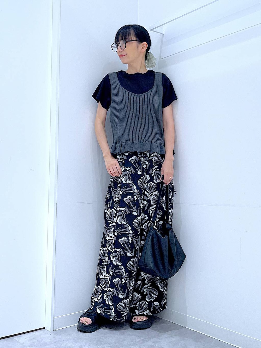 ブラック系のその他パンツ、グレー系のその他トップス、ブラック系のTシャツ/カットソーを着用したレディースの夏コーディネートの1枚目の写真