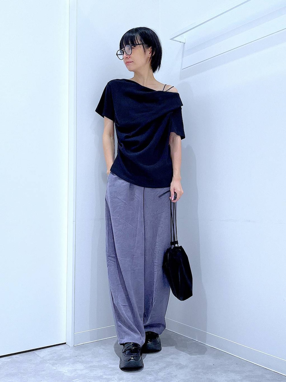 ブラック系のローファー、ブラック系のショルダーバッグ、パープル系のその他パンツを着用したレディースの夏コーディネートの1枚目の写真