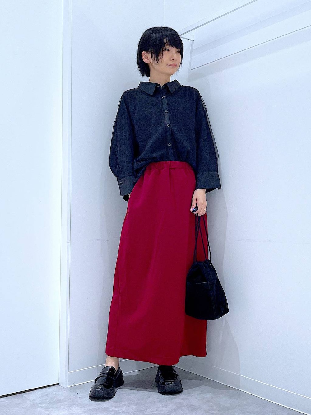「リラックス、若見え、ゆったり、休日コーデ、骨格ウェーブ、LAKOLE、シャツ、スカート、ローファー、カジュアルコーデ、楽ちんコーデ、秋コーデ、巾着バッグ、ショルダーバッグ」｜「LAKOLEの＜着丈が選べる＞ジョーゼットナロースカート / 291439（スカート、レッド系）」を使った、あおき@LAKOLE海老名さん（レディース・156cm）の夏コーディネートの1枚目の写真