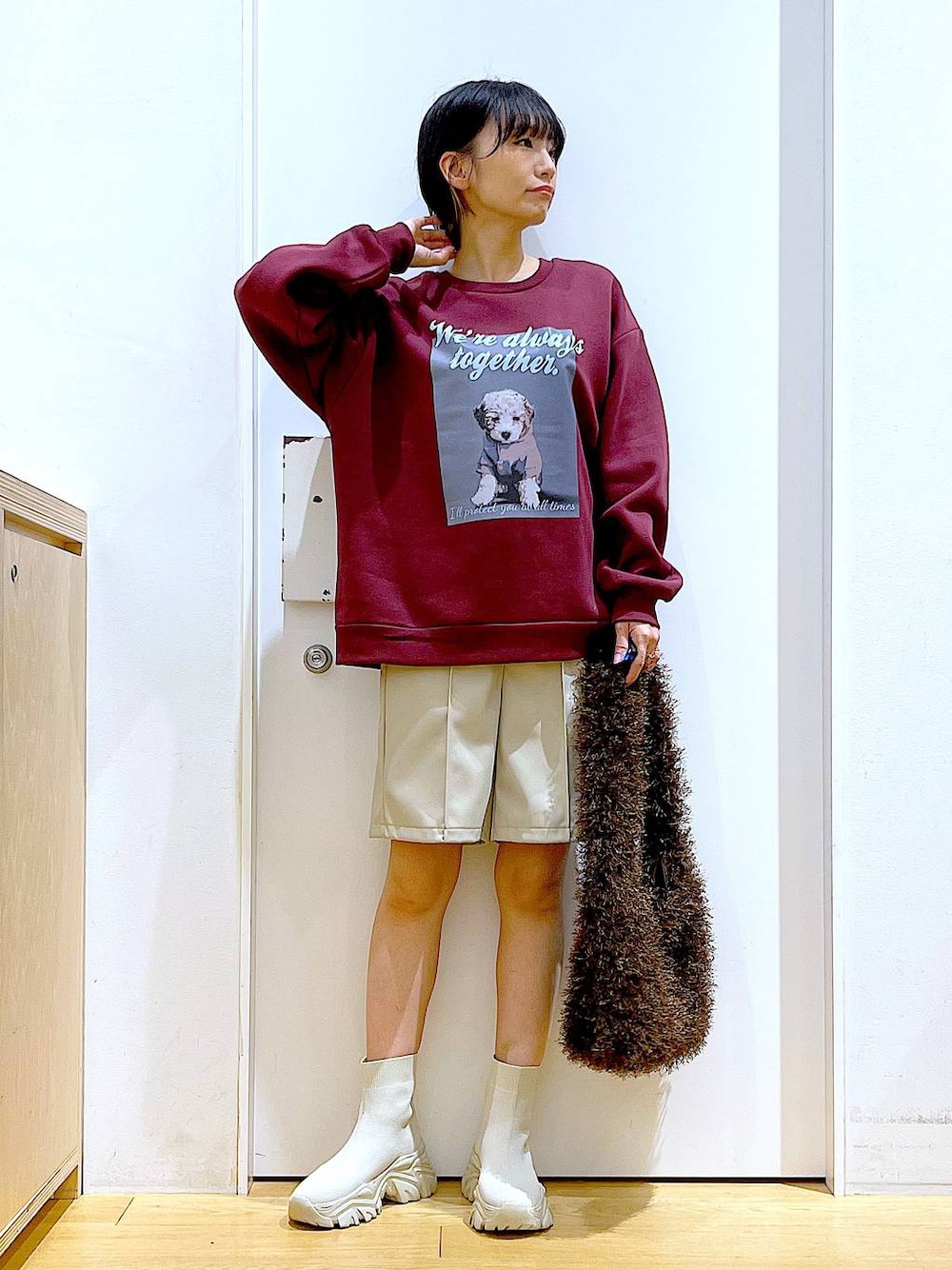 ベージュ系のブーツ、ブラウン系のショルダーバッグ、ベージュ系のその他パンツを着用したレディースの冬コーディネートの1枚目の写真