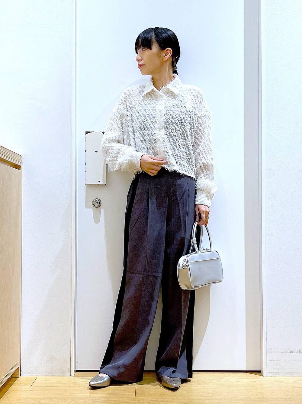 シルバー系のショルダーバッグ、グレー系のその他パンツ、その他のパンプスを着用したレディースの春コーディネートの1枚目の写真
