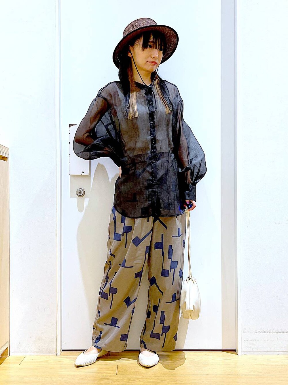 グレー系のその他パンツ、ブラック系のシャツ/ブラウス、ベージュ系のショルダーバッグを着用したレディースの春コーディネートの1枚目の写真