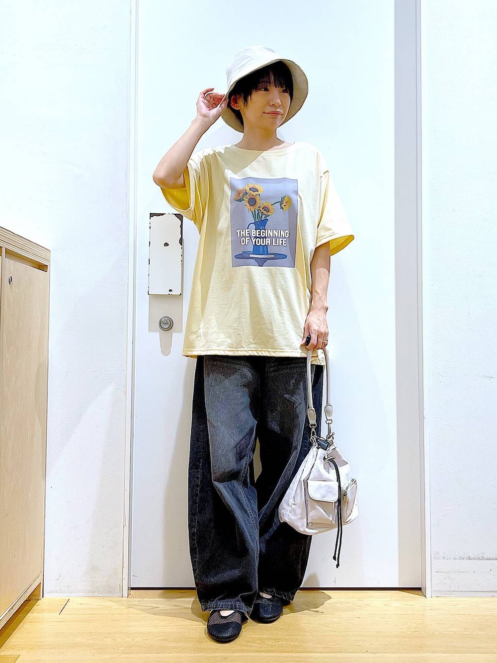 「リラックス、若見え、ゆったり、休日コーデ、骨格ウェーブ、LAKOLE、デニムパンツ、カジュアルコーデ、Tシャツ、巾着バッグ、ショルダーバッグ、おでかけ、ハット、夏コーデ、シンプルコーデ」｜「LAKOLEのカーブデニムパンツ / 134482（デニムパンツ、ブラック系）」を使った、あおき@LAKOLE海老名さん（レディース・156cm）の夏コーディネートの1枚目の写真