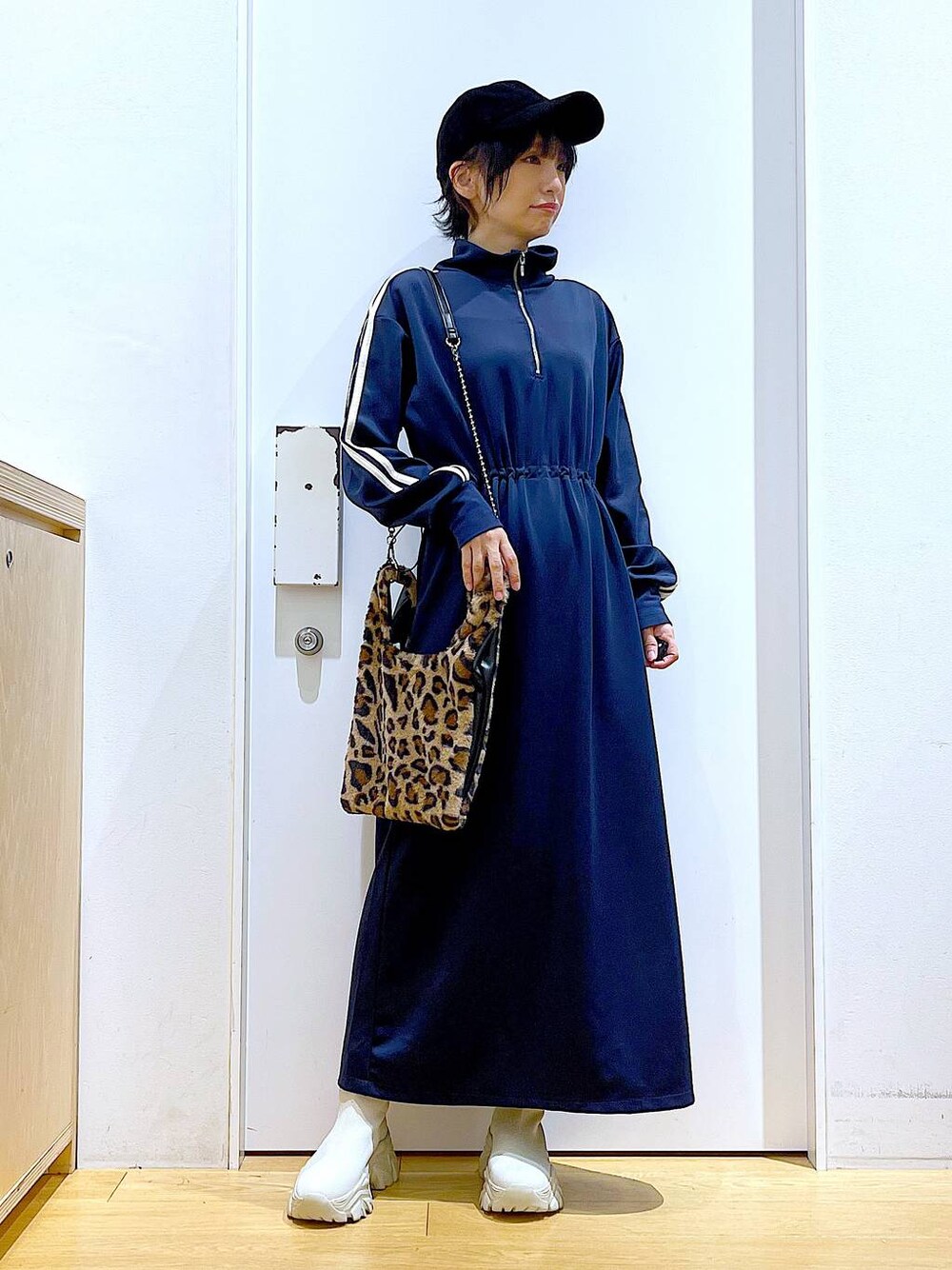 その他のショルダーバッグ、ベージュ系のブーツ、ブルー系のワンピースを着用したレディースの秋コーディネートの1枚目の写真