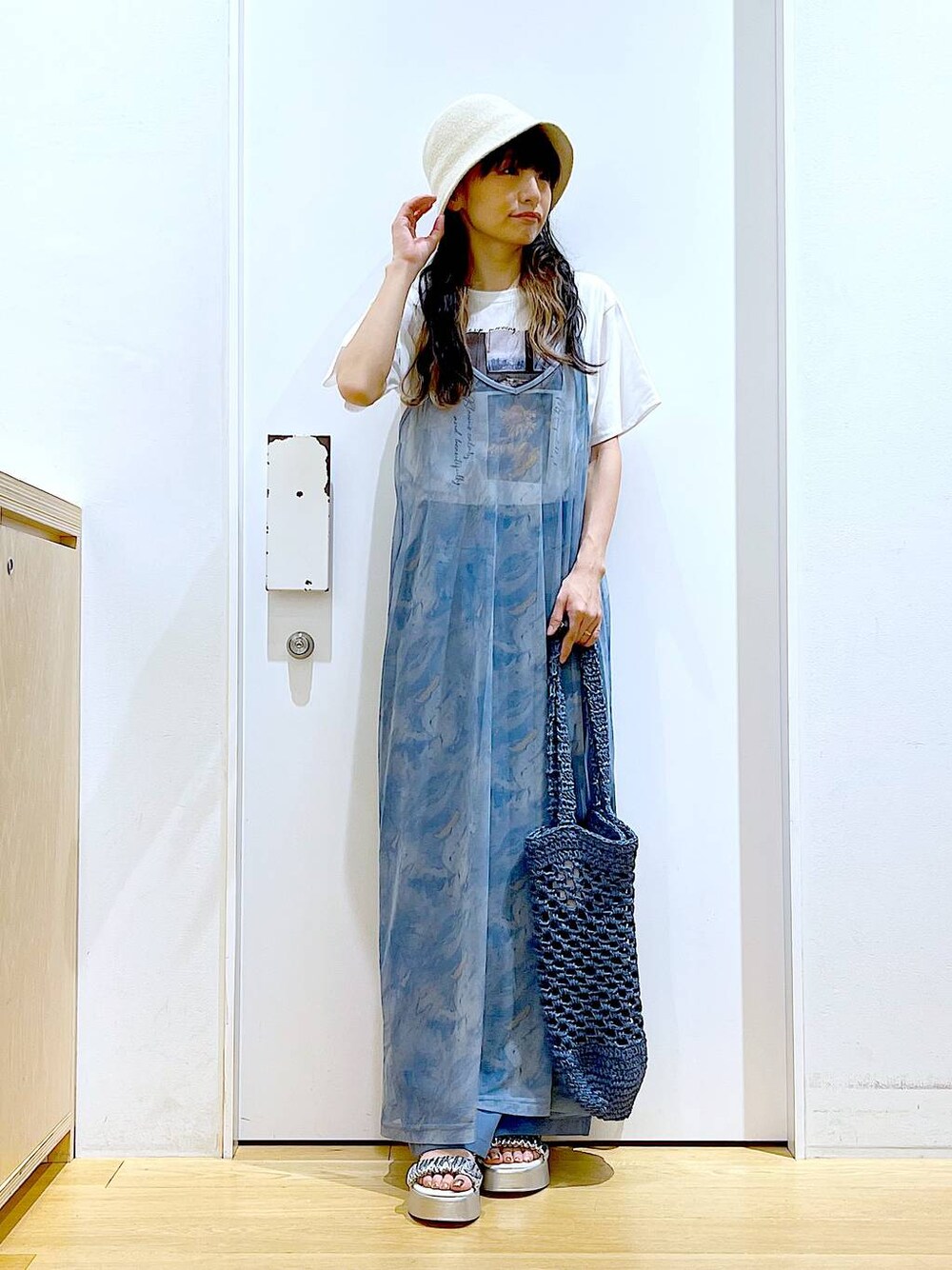 シルバー系のサンダル、ブルー系のワンピース、ブルー系のトートバッグを着用したレディースの夏コーディネートの1枚目の写真