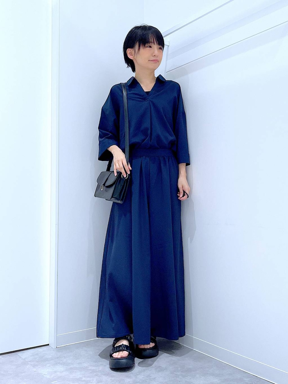 「リラックス、若見え、ゆったり、休日コーデ、骨格ウェーブ、LAKOLE、UVケア、接触冷感、夏コーデ、セットアップ、きれいめ、ショルダーバッグ、サンダル、デートコーデ、楽ちんコーデ」｜「LAKOLEのぷっくりギャザーサンダル / 290745（サンダル、ブラック系）」を使った、あおき@LAKOLE海老名さん（レディース・156cm）の夏コーディネートの1枚目の写真