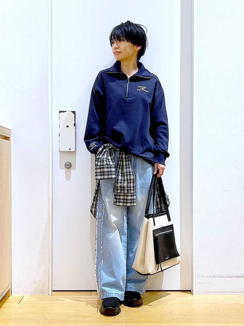 「リラックス、若見え、ゆったり、休日コーデ、骨格ウェーブ、LAKOLE、スウェット、シャツ、デニムパンツ、カジュアルコーデ、春コーデ、チェック、トートバッグ、ブーツ、シンプルコーデ」｜「LAKOLEのニットスニーカーソールブーツ / 140064（ブーツ、ブラック系）」を使った、あおき@LAKOLE海老名さん（レディース・156cm）の冬コーディネートの1枚目の写真