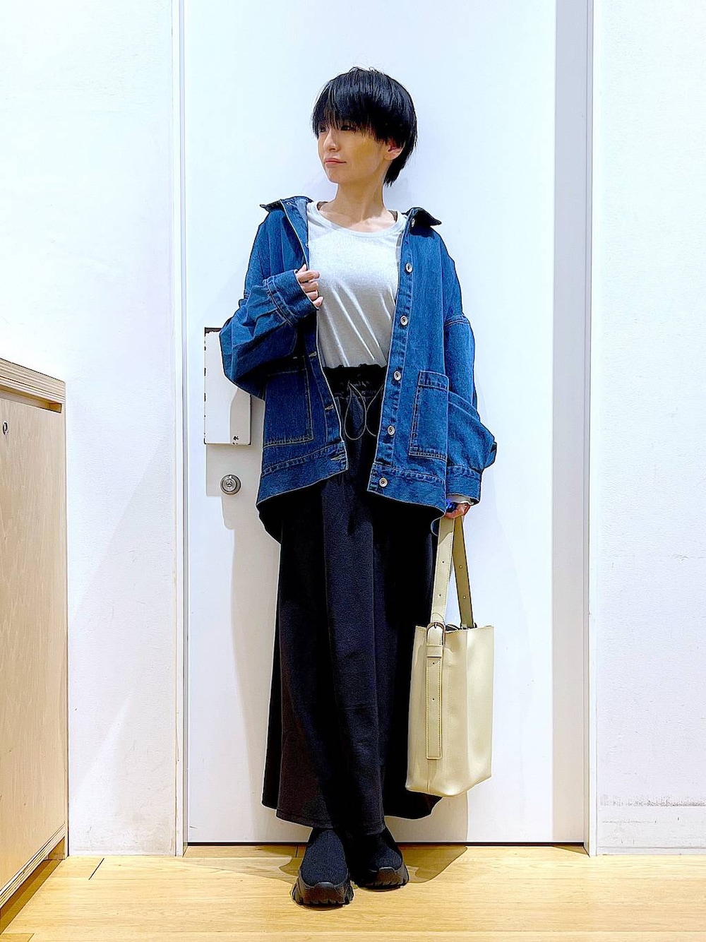 「リラックス、若見え、ゆったり、休日コーデ、骨格ウェーブ、LAKOLE、デニムジャケット、ロンT、スカート、春コーデ、おでかけ、シンプルコーデ、オーバーサイズ、ブーツ、トートバッグ」｜「LAKOLEのニットスニーカーソールブーツ / 140064（ブーツ、ブラック系）」を使った、あおき@LAKOLE海老名さん（レディース・156cm）の冬コーディネートの1枚目の写真