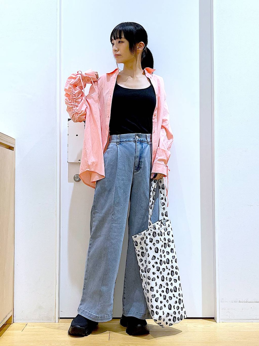 ブルー系のデニムパンツ、ホワイト系のトートバッグ、ピンク系のシャツ/ブラウスを着用したレディースの春コーディネートの1枚目の写真