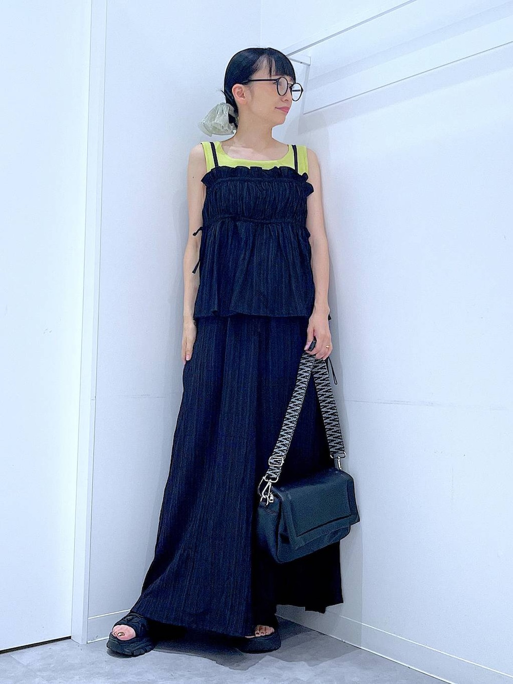 ブラック系のその他パンツ、ブラック系のキャミソール、イエロー系のタンクトップを着用したレディースの夏コーディネートの1枚目の写真