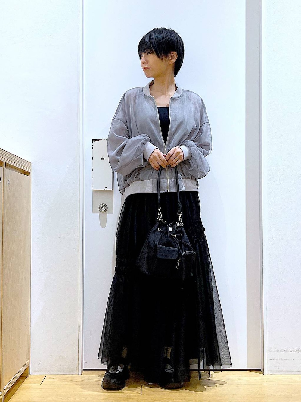 「リラックス、若見え、ゆったり、休日コーデ、骨格ウェーブ、LAKOLE、春アウター、春コーデ、カジュアルコーデ、スカート、楽ちんコーデ、シンプルコーデ、巾着バッグ、ショルダーバッグ、スニーカー」｜「LAKOLEのベルトコードスニーカー / 286524（スニーカー、ブラック系）」を使った、あおき@LAKOLE海老名さん（レディース・156cm）の春コーディネートの1枚目の写真