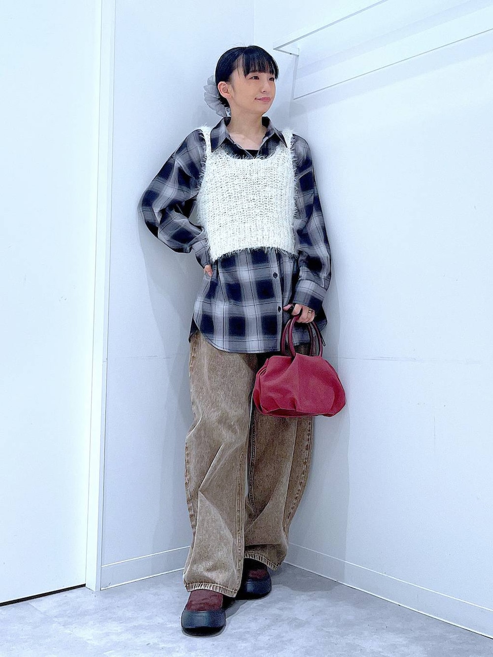 ブラック系のシャツ/ブラウス、ブラウン系のデニムパンツ、ブラウン系のその他シューズを着用したレディースの秋コーディネートの1枚目の写真