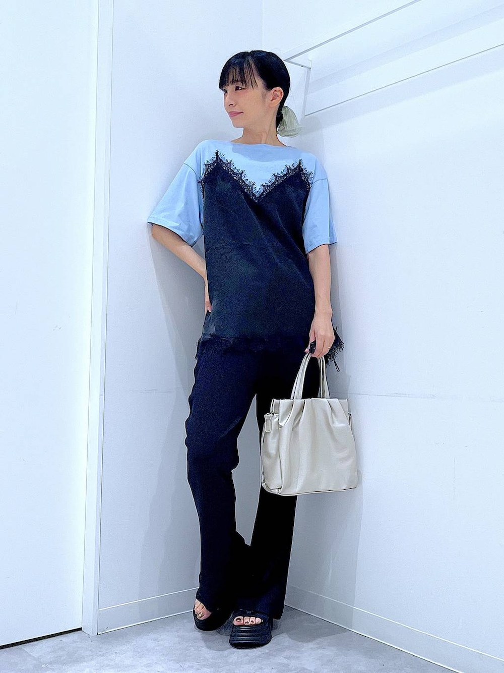 ブルー系のTシャツ/カットソー、ブラック系のその他パンツ、ブラック系のサンダルを着用したレディースの夏コーディネートの1枚目の写真