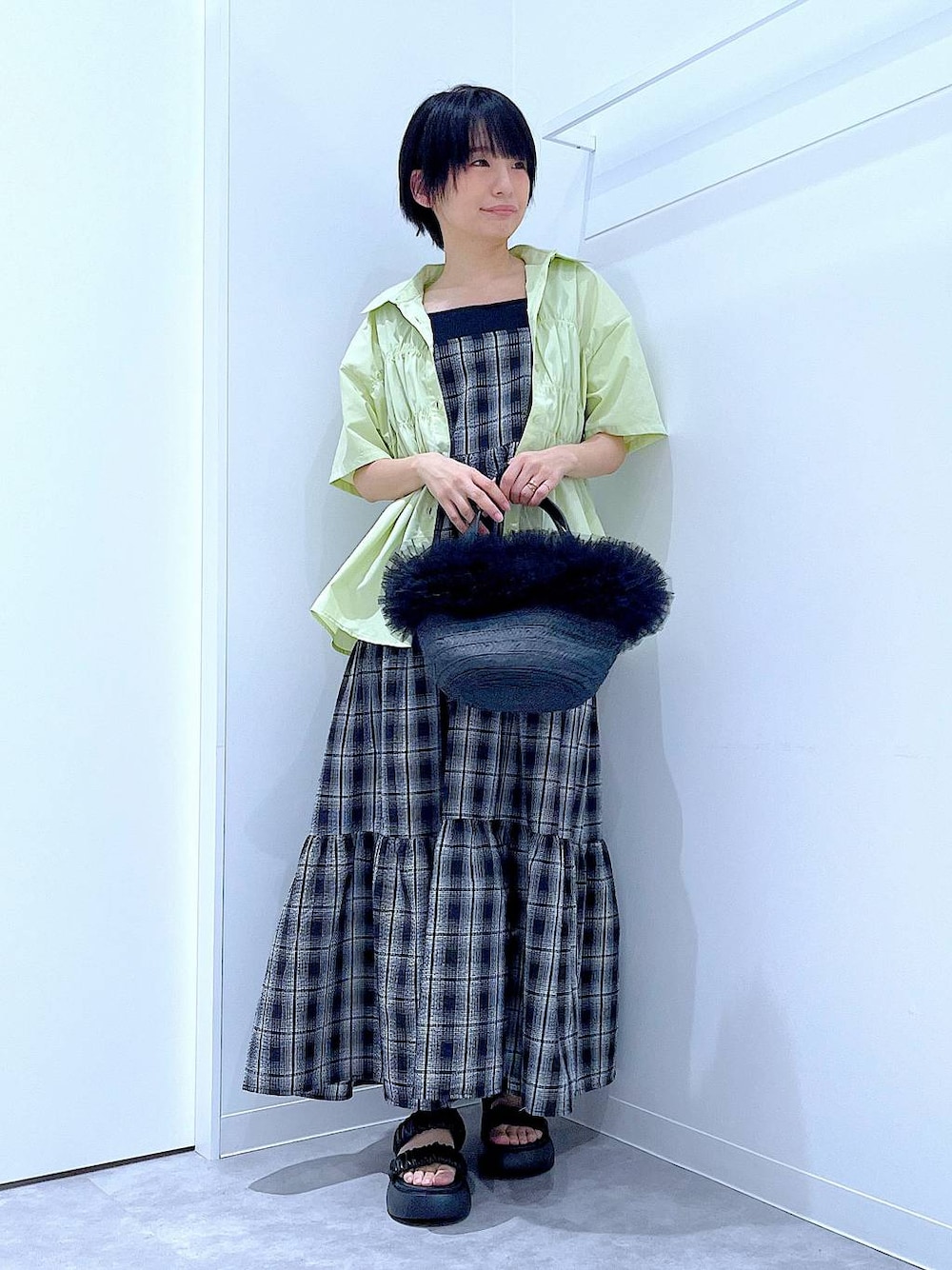 「リラックス、若見え、ゆったり、休日コーデ、骨格ウェーブ、LAKOLE、シャツ、ワンピース、カジュアル、チェック、カジュアルコーデ、夏コーデ、楽ちんコーデ、体型カバー、ショルダーバッグ」｜「LAKOLEの2WAYペーパーチュールコンビショルダーバッグ / 286384（ショルダーバッグ、ブラック系）」を使った、あおき@LAKOLE海老名さん（レディース・156cm）の夏コーディネートの1枚目の写真