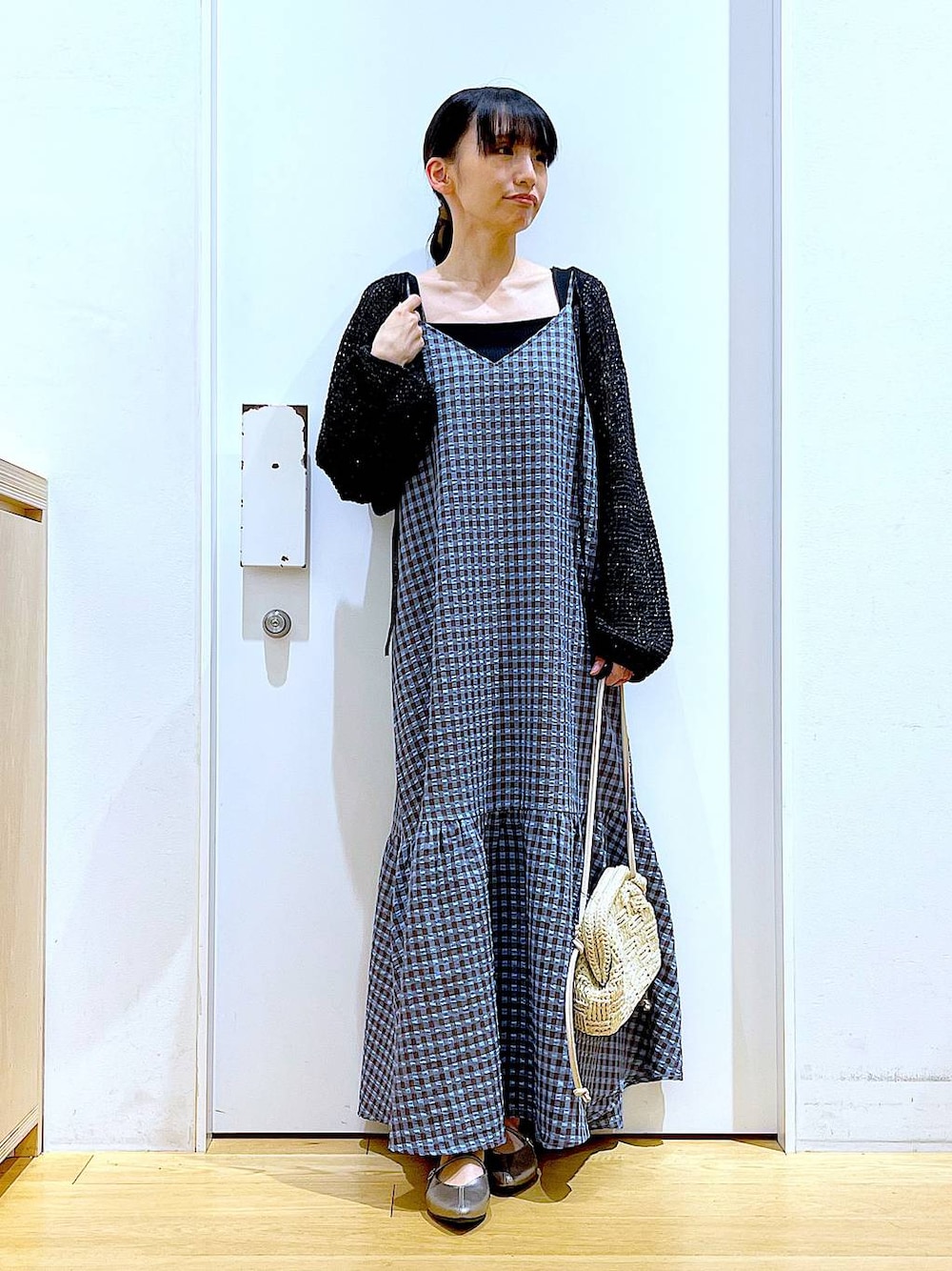 ブルー系のワンピース、ブラック系のカーディガン/ボレロ、その他のパンプスを着用したレディースの春コーディネートの1枚目の写真