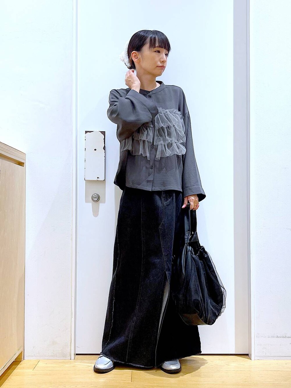 ブラック系のトートバッグ、シルバー系のローファー、グレー系のシャツ/ブラウスを着用したレディースの秋コーディネートの1枚目の写真