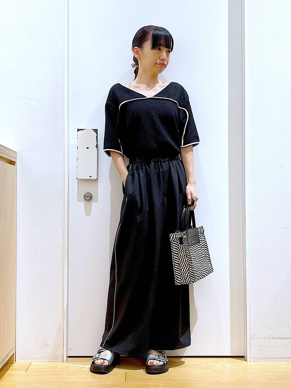 シルバー系のサンダル、ブラック系のショルダーバッグ、ブラック系のその他パンツを着用したレディースの夏コーディネートの1枚目の写真