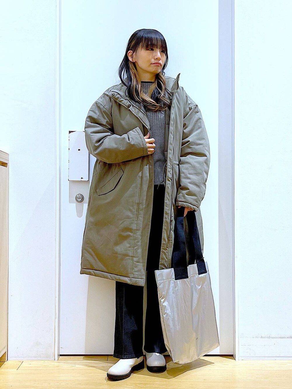 「リラックス、若見え、ゆったり、休日コーデ、骨格ウェーブ、LAKOLE、アウター、デニムパンツ、コート、ニット、トートバッグ、ブーツ、冬コーデ、カジュアル、ベーシック/シンプル」｜「LAKOLEのフレアデニム / 102226（デニムパンツ、グレー系）」を使った、あおき@LAKOLE海老名さん（レディース・156cm）の冬コーディネートの1枚目の写真