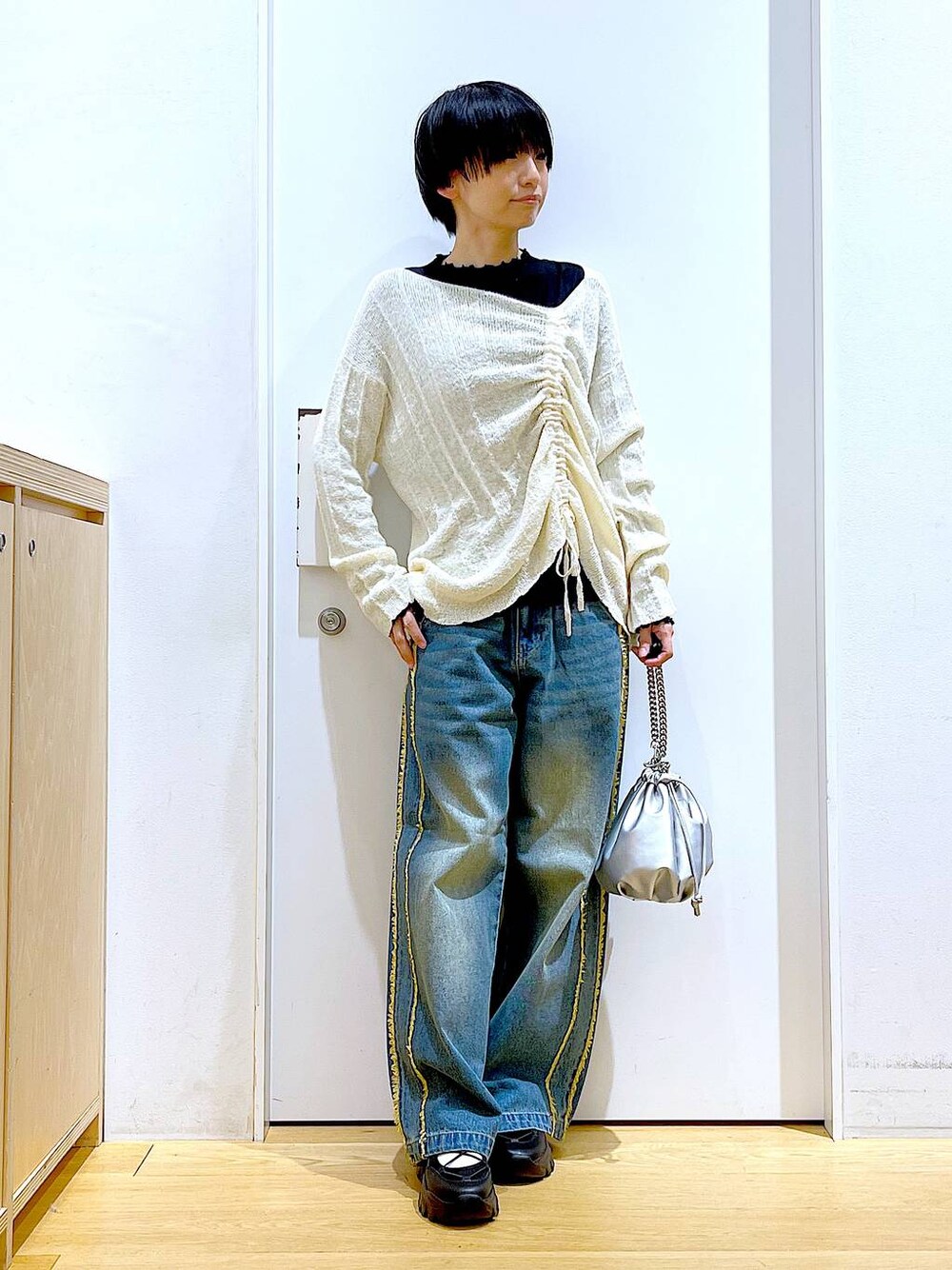 ブラック系のTシャツ/カットソー、シルバー系のショルダーバッグ、ブラック系のスニーカーを着用したレディースの春コーディネートの1枚目の写真