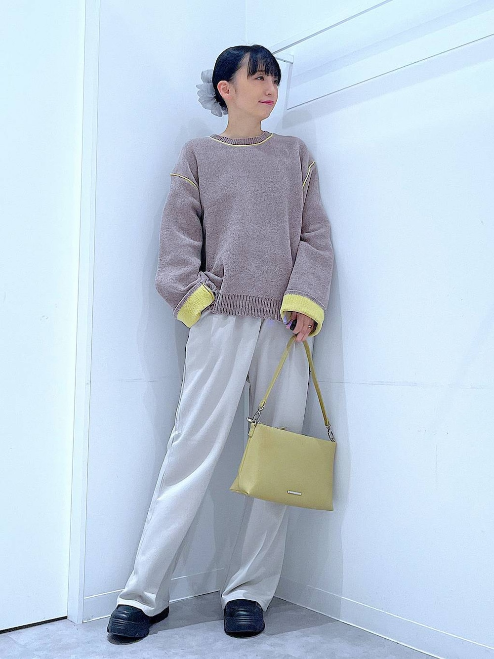 ベージュ系のショルダーバッグ、グレー系のその他パンツ、ブラウン系のニット/セーターを着用したレディースの秋コーディネートの1枚目の写真