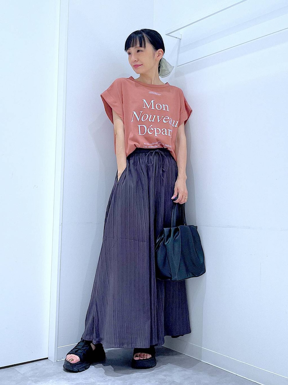 ブラウン系のTシャツ/カットソー、グレー系のその他パンツ、ブラック系のハンドバッグを着用したレディースの夏コーディネートの1枚目の写真