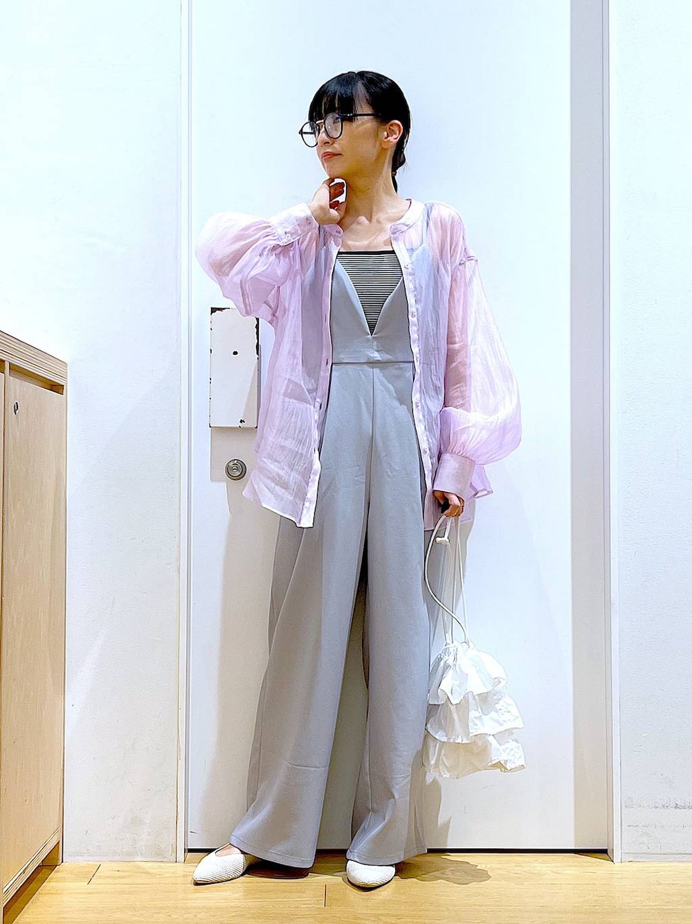 ホワイト系のショルダーバッグ、ホワイト系のキャミソール、ホワイト系のパンプスを着用したレディースの春コーディネートの1枚目の写真