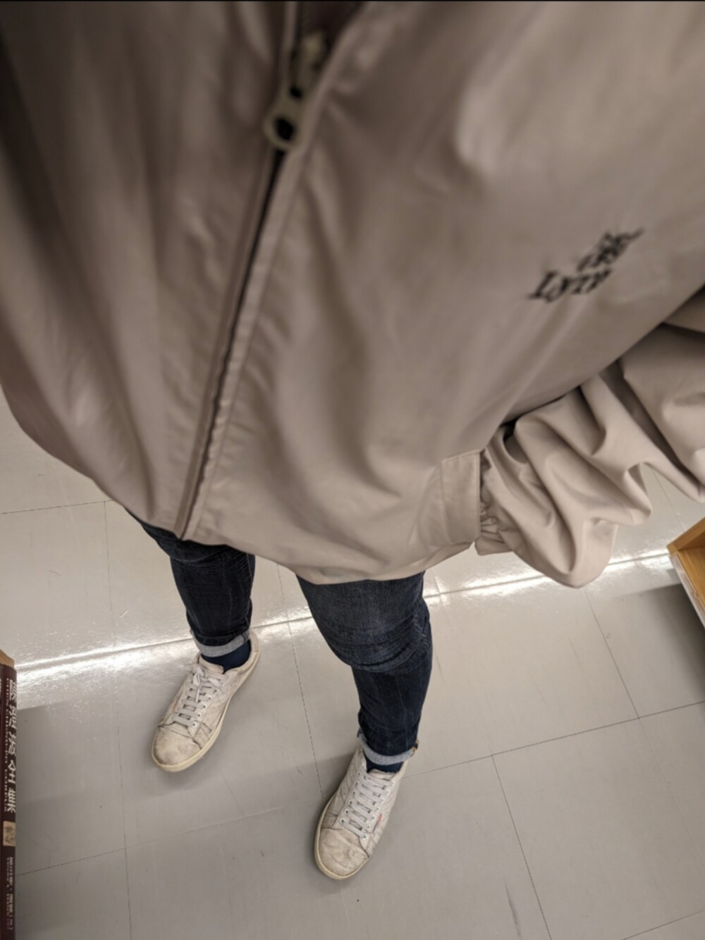 「牛仔褲、飛行外套、casual style、casual、bomberjacket、casual jacket、ootd、小白鞋」｜「Lynx Golfのアイテム（ジャケット/アウター、ベージュ系）」を使った、Cherrycheeさん（レディース・160cm）の秋コーディネートの1枚目の写真