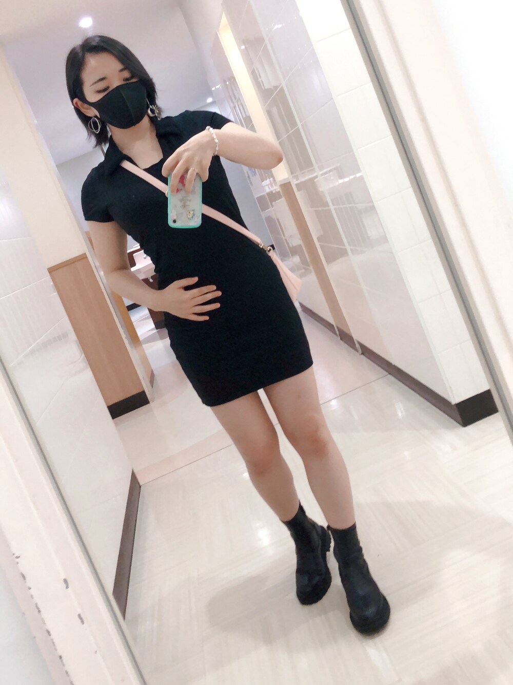 「オールブラックコーデ、骨格ストレート、ショートブーツ、待ってくれ夏」｜「H&Mのアイテム（ワンピース、ブラック系）」を使った、ぽむまめこさん（レディース・155cm）の秋コーディネートの1枚目の写真