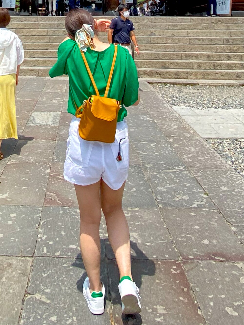 「夏コーデ、緑×白、原色コーデ」｜「H&Mのアイテム（デニムパンツ、ホワイト系）」を使った、ぽむまめこさん（レディース・155cm）の秋コーディネートの1枚目の写真