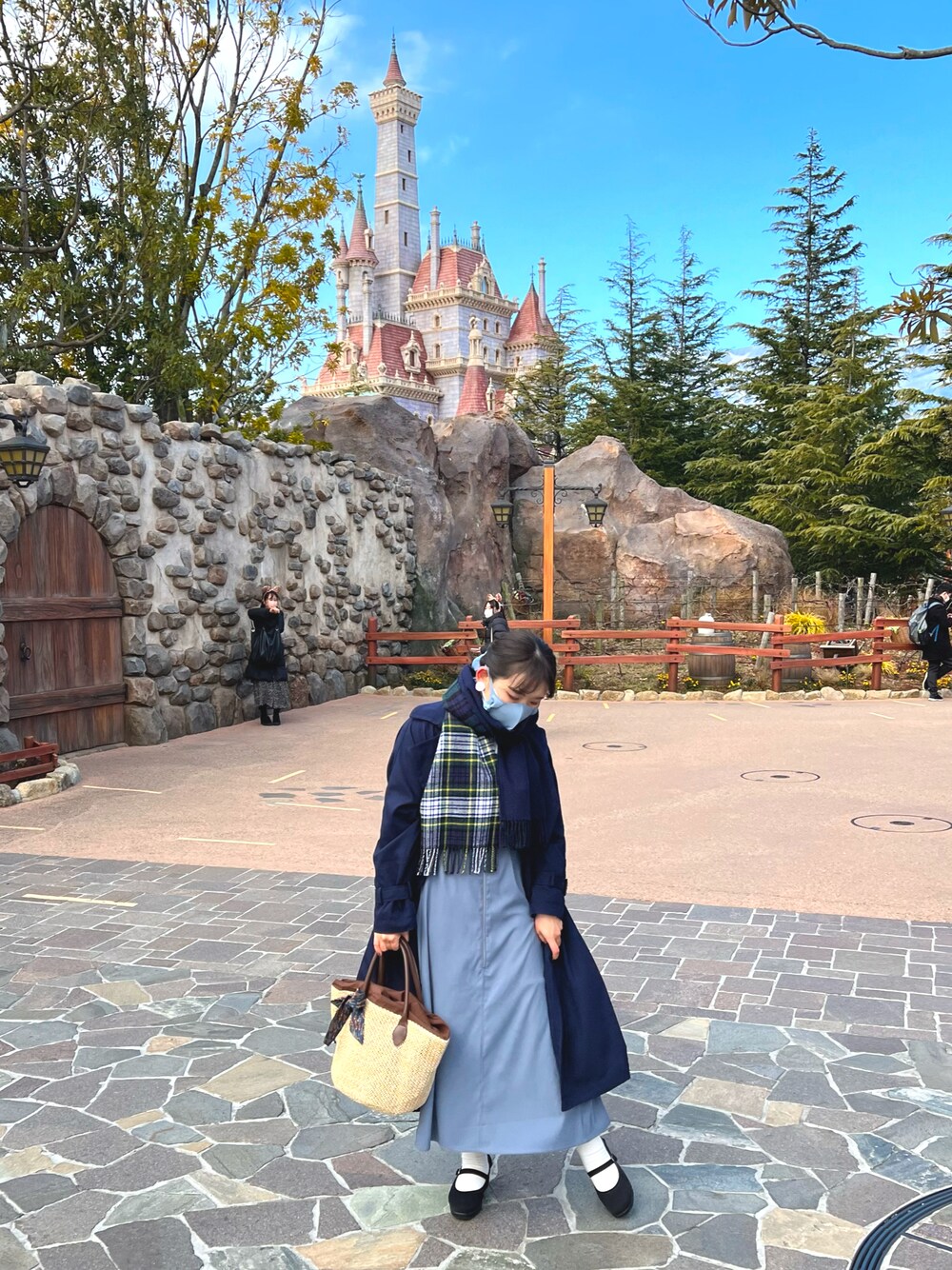 「ディズニーランド、バウンドコーデ、町娘ベル、美女と野獣コーデ、２月」｜「MOOMINのアイテム（かごバッグ、イエロー系）」を使った、ぽむまめこさん（レディース・155cm）の春コーディネートの1枚目の写真