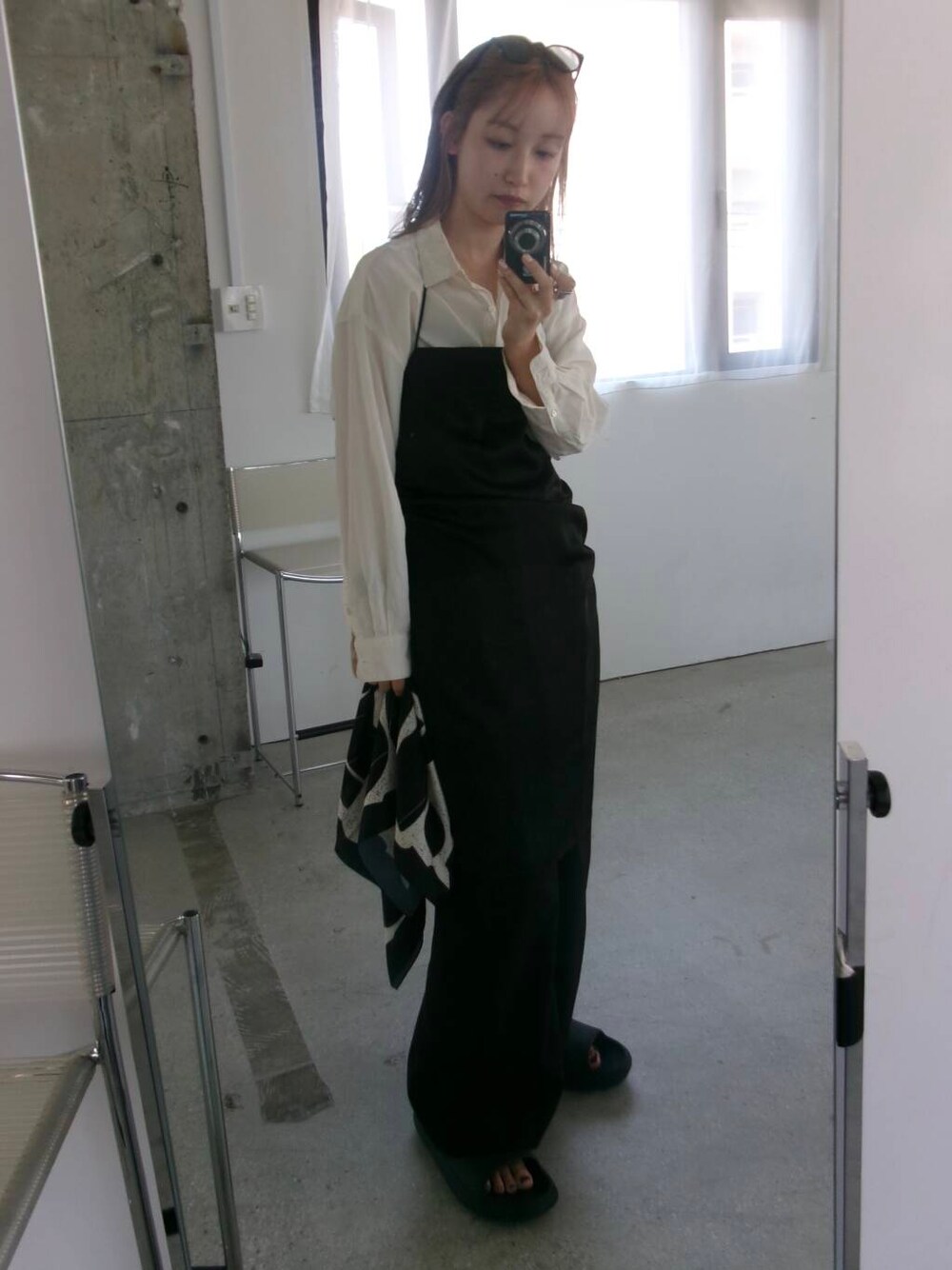 「シンプルコーデ、低身長コーデ、20代後半、155cmコーデ、骨格ウェーブ、ウェーブ×イエベ秋、sip2412」｜「SENSE OF PLACE by URBAN RESEARCHのサテンタックミニキャミワンピース（ワンピース、ブラック系）」を使った、momokaさん（レディース・155cm）の春コーディネートの1枚目の写真